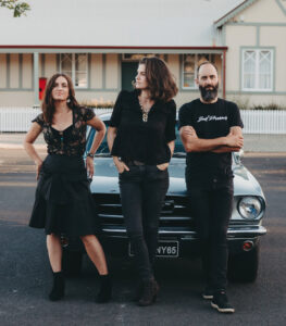 The Red Tails- Featuring Vikki Thorn (The Waifs)